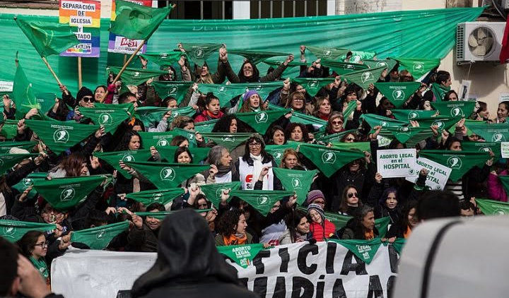 Marée verte – Les femmes argentines à la tête d’un mouvement historique : la loi sur l’avortement sera votée ce 29/12 au Sénat