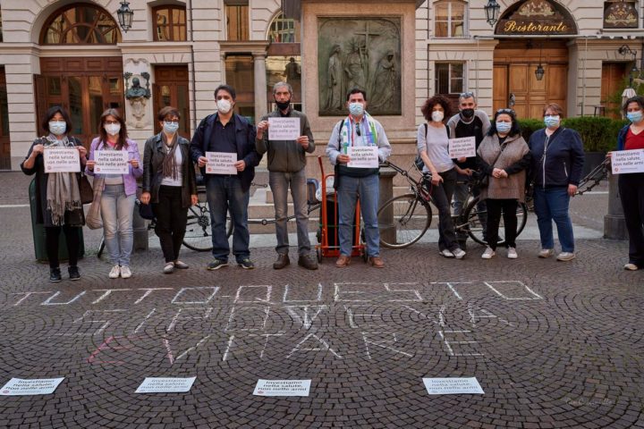 Fotoreportage: Die Kampagne Gesundheit statt Waffen erobert die Straßen von Turin