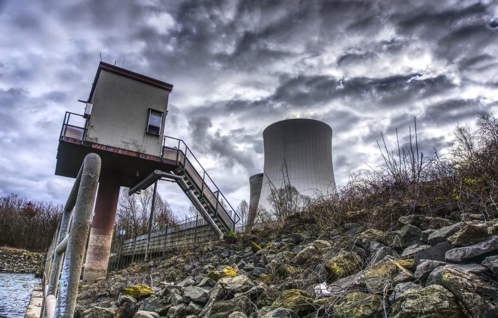 la energía nuclear costosa económica y ambientalmente