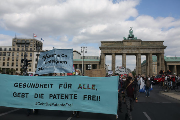 Gesundheit für alle: Protest in Berlin fordert Freigabe der Impfstoff-Patente