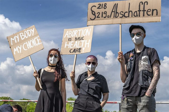 Zugang zu legalem Schwangerschaftsabbruch vom Europaparlament gefordert - vom Bundestag abgelehnt