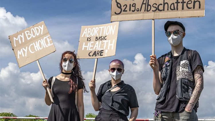 Zugang zu legalem Schwangerschaftsabbruch vom Europaparlament gefordert - vom Bundestag abgelehnt