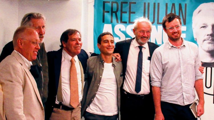 Le père et le frère de Julian Assange à New York pour réclamer la liberté du journaliste