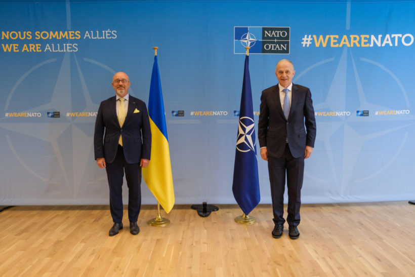 NATO-Beitritt: Allianz hält Ukraine hin und benutzt es als militärpolitisches Werkzeug