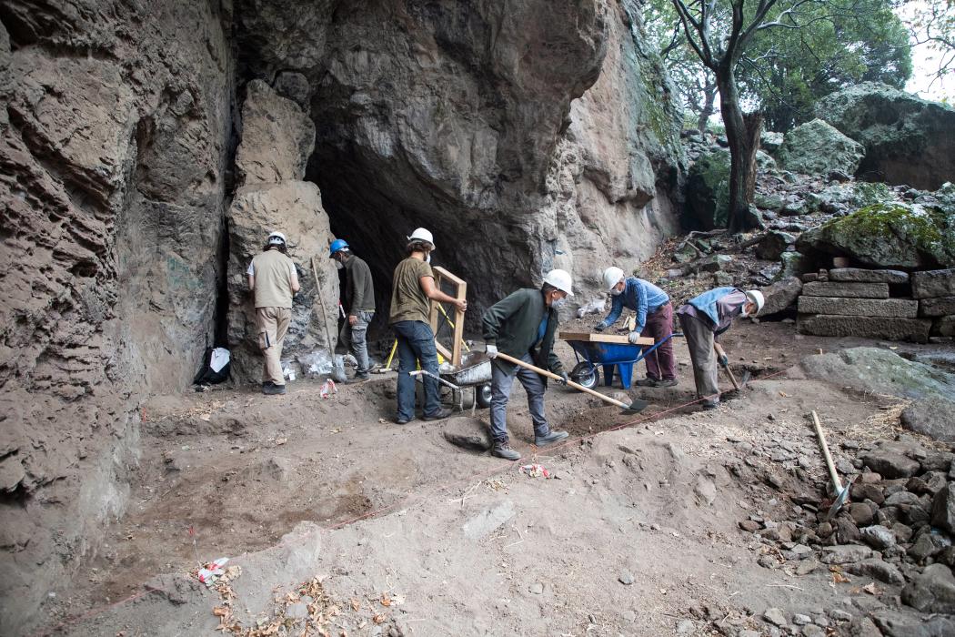 Beginn der Ausgrabungen vor der Höhle