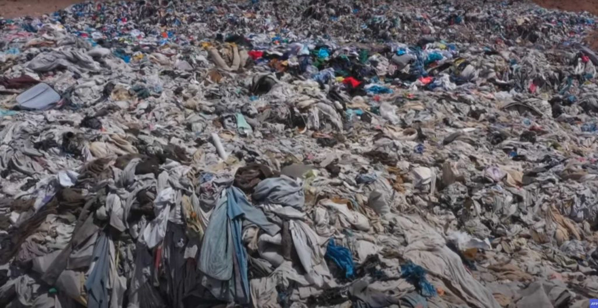 Chile: Berge von unverkaufter Kleidung verschmutzen Wüste