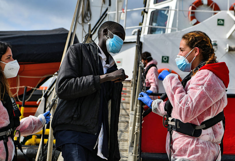 Open Arms bringt 28 aus dem Mittelmeer gerettete Personen im sizilianischen Hafen Augusta an Land