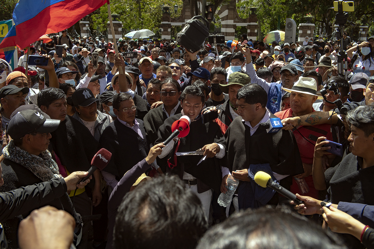 Dirigente representante de la nacionalidad Kichwa de Tungurahua describiendo con exactitud las peticiones del pueblo al Gobernador de Tungurahua