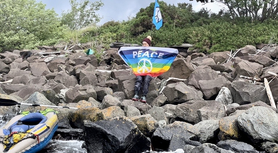 Friedensfrau betritt Atomstützpunkt mit dem Kanu