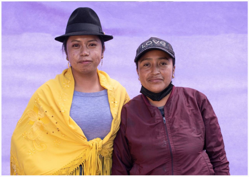 Mujeres de Cotopaxi, 20 y 26 años. Vinieron en camión, tardaron 5 horas en llegar a Quito. Trajeron cucayo (comida que se lleva para un viaje).