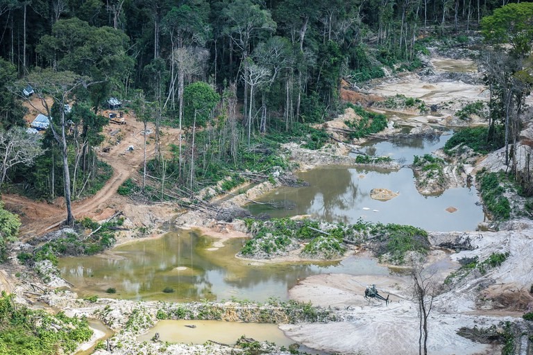 Ibama's Specialized Inspection Group (GEF) deactivates illegal mining machines in the Munduruku Indigenous Land, in Pará