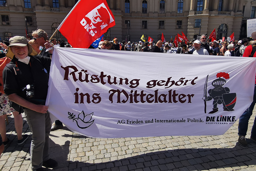 Tausende demonstrieren in Berlin gegen Hochrüstung