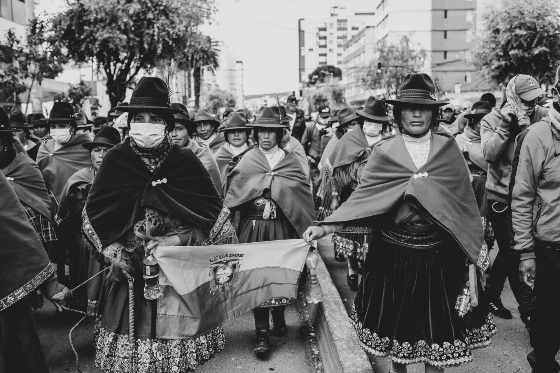 Marcha durante el paro el 25 de junio en la avenida 6 de Diciembre en Quito, antes de llegar al parque El Ejido