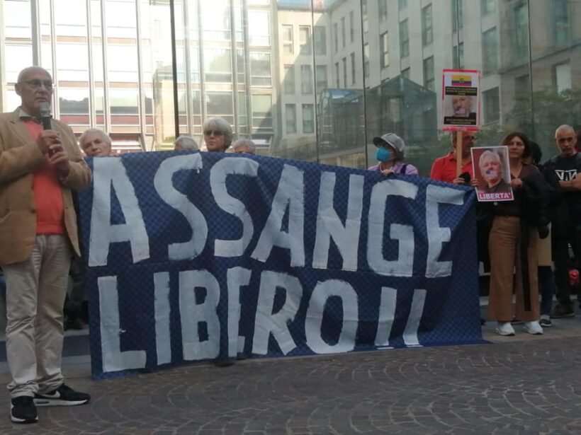 Assange libero Reggio Emilia
