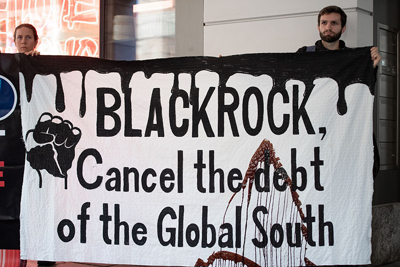 Scientist Rebellion und Debt for Climate blockieren BlackRock und prangern deren Rolle bei der Ausweitung der fossilen Brennstoffförderung und der Verschuldung des Globalen Südens an