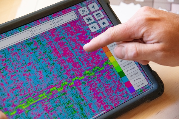 Ein Finger weist auf eine farblich fein ausdifferenzierte grafische Fläche auf einem Tablet-PC - Foto: U.S. Department of Agriculture, Lance Cheung, public domain
