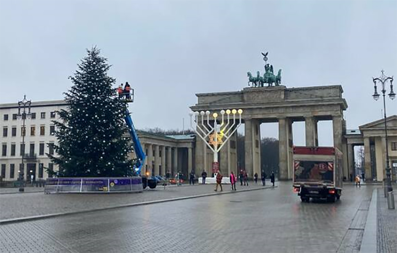 Weihnachtsbaum am Brandenburger Tor abgesägt - nur die Spitze