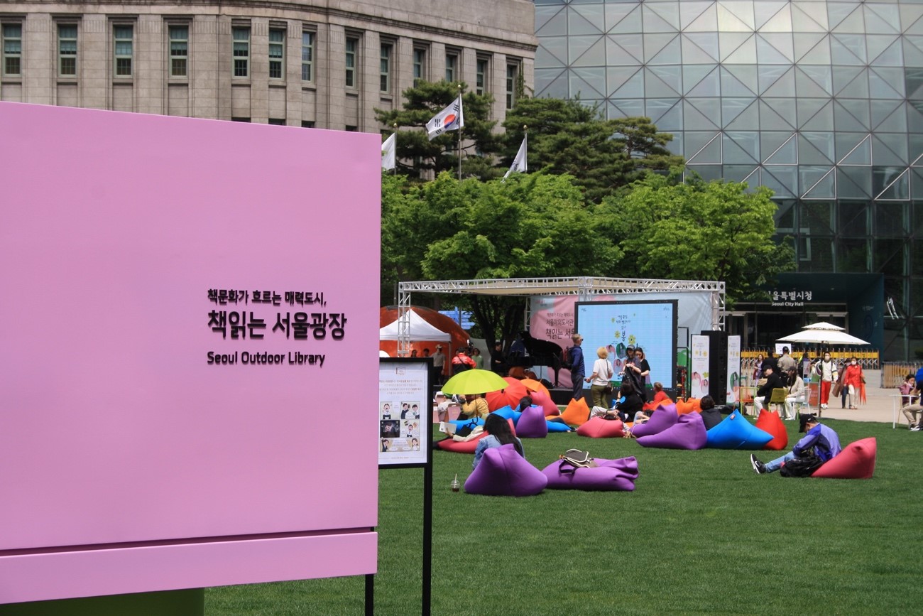 Seoul celebrates Spring Reopening its Outdoor Library