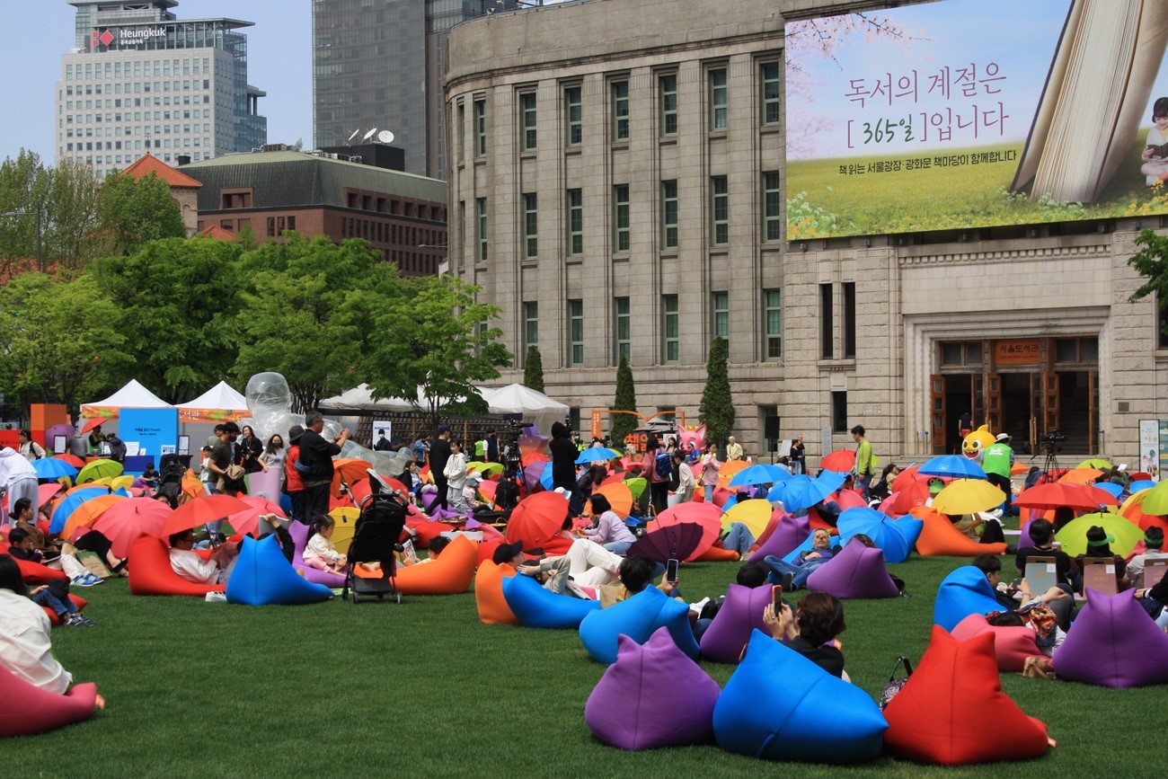 Books and Sunshine: Seoul celebrates Spring Reopening its Outdoor Library