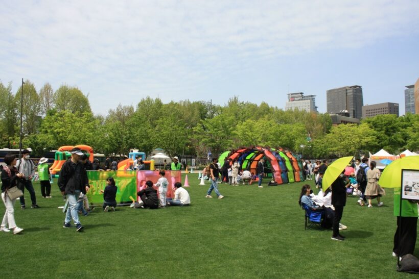 On weekends, the little ones have many activities to play in the sun.