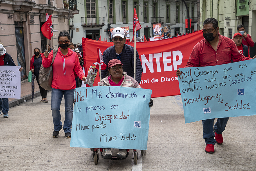 Personas con discapacidad exigiendo sus derechos laborales en el día internacional de los trabajadores.