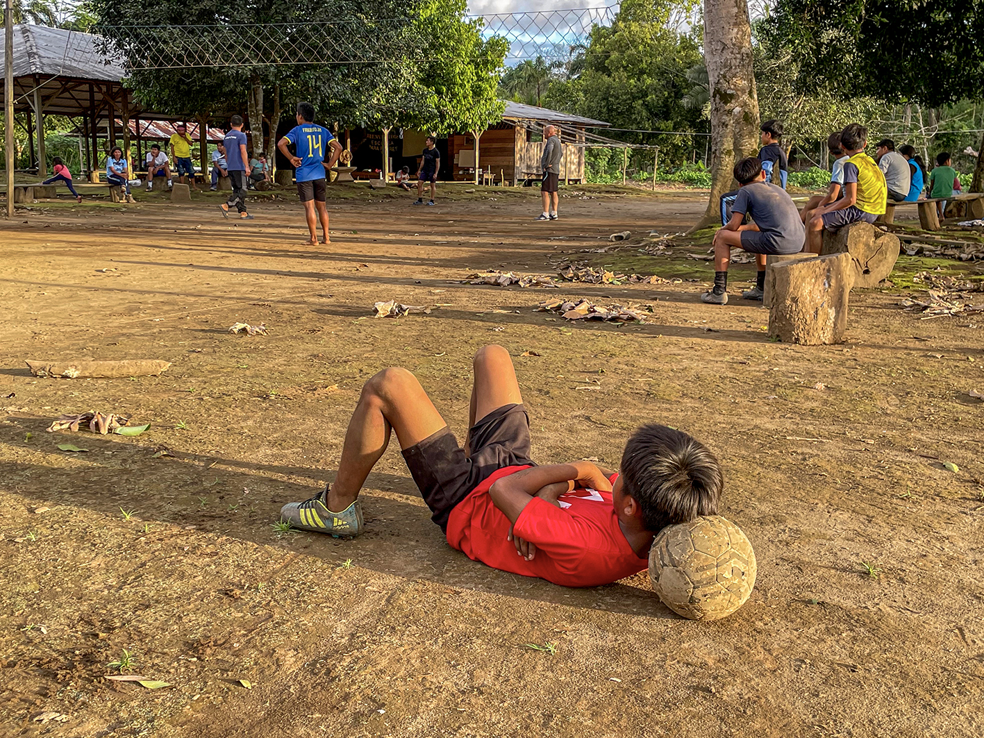 Horas antes de la decisión del Presidente Lasso de aplicar el decreto 741, en la provincia de Pastaza, en plena Amazonía ecuatoriana, allá donde el Estado no llega, un niño espera su turno para jugar.