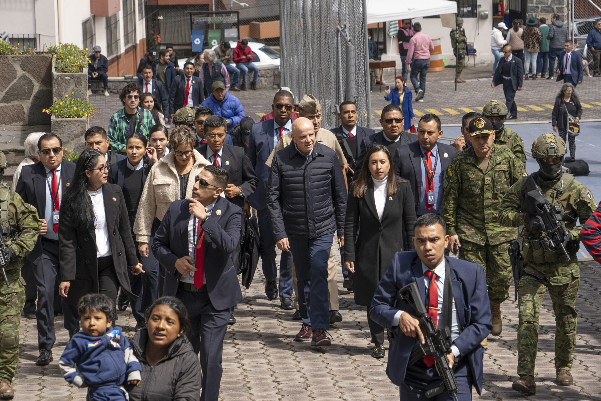 En medio de un fuerte operativo de seguridad, el vicepresidente Borrero acude a las urnas en Quito.
