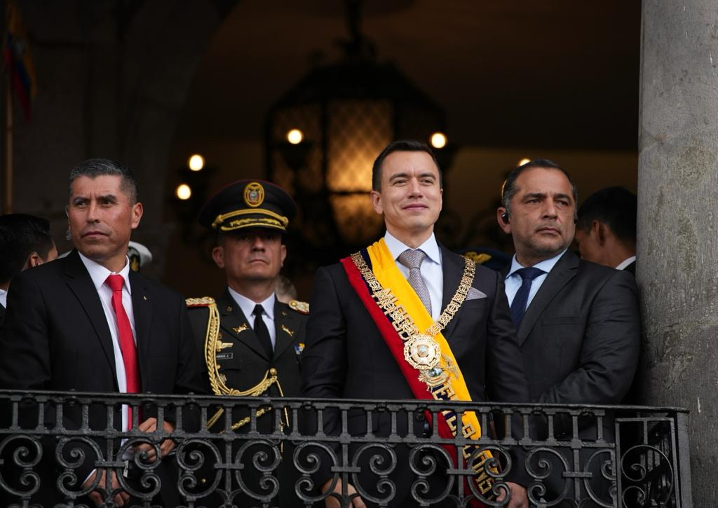 Daniel Noboa, presidente de Ecuador, saluda desde los balcones del palacio presidencial en Quito.