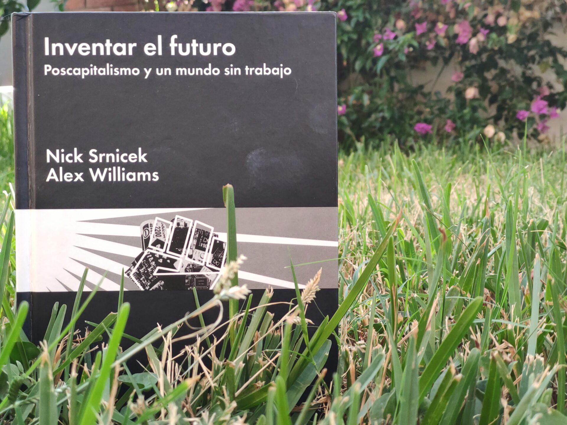 Libro "Inventar el futuro" de Srnicek y Williams