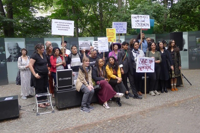 Gemeinsame Kundgebung am Roma Holocaust Gedenktag vor dem Eingang des Denkmals