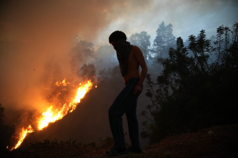 Morador de uno de los barrios afectados por los incendios forestales en Quito.