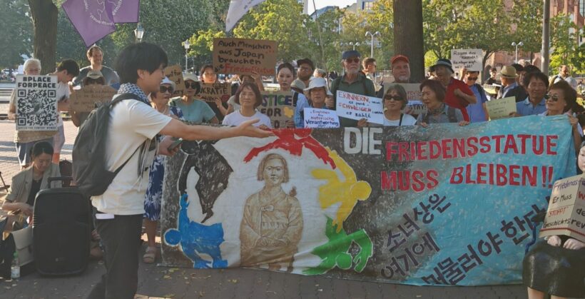 Der Korea Verband leitet rechtliche Schritte für den Erhalt der Friedensstatue Ari ein! Was zu befürchten war: die Friedensstatue ARI soll trotz aller Gegenproteste abgebaut werden. Wir berichteten mehfach dazu. [1] [2] Von Peter Vlatten In Berlin darf in Zeiten der „Kriegstüchtigkeit“ an die schlimmen Hässlichkeiten des Krieges wohl nicht konkret erinnert werden. Vor allem wenn es um die systematische sexualisierte Gewalt gegen Frauen geht, die von der eigenen Kriegspartei oder einer verbündeten Nation begangen werden. Besonders der Berliner Regierende Bürgermeister Kai Wegner, der sich immer mehr als unduldsamer Fan der Kriegspolitik eines Netanyahus outet und sich für einen „kompromisslosen“ Ukrainekrieg bis zum letzten Ukrainer auszusprechen scheint, kennt da kein Pardon. Die eigene weiße Weste oder die einer verbündeten Nation dürfen um keinen Preis -schon gar nicht um der Wahrheit willen – beschmutzt werden. Die eigenen Verantwortlichen und Täter sollen nicht benannt werden. Kriegsverbrechen begehen immer nur die anderen, nie die eigene Kriegspartei. Die muss geschützt werden, nicht die Opfer und Frauen. Kai Wegner und die ihn unterstützenden Politiker demonstrieren immer unverhohlener ihre Macht, um ihre Haltung durchzusetzen. Dagegen im Einzelfall, vor allem auch angesichts der dubiosen Umstände, mit der die Statue beseitigt werden soll, per Gericht vorzugehen, ist einen Versuch wert. Generell bedarf es aber einer deutlich erstarkenden Friedensbewegung in ganz Deutschland, damit die Macht der Kriegsertüchtiger wieder in ihre Schranken verwiesen werden kann! Der Koreaverband e.V. leitet nun rechtliche Schritte ein. Hier die öffentliche Erklärung dazu [3] „Am 24. September fand ein Gespräch zwischen dem Korea Verband und der Bezirksbürgermeisterin von Berlin-Mitte, Stefanie Remlinger, statt. Ziel des Treffens war es, gemeinsam eine Lösung für den Erhalt der Friedensstatue Ari in Berlin-Moabit zu finden. Trotz unserer Bemühungen wurde uns vorgeworfen, mangelnde Kompromissbereitschaft gezeigt zu haben, da wir dem Druck des Bezirksamts standhielten und die Friedensstatue Ari ohne konkrete Informationen nicht auf ein privates Grundstück verlegen wollten. Der Korea Verband bekräftigte mehrfach seine Bereitschaft, an einer Kompromisslösung zu arbeiten. Um einen Rechtsstreit zu vermeiden, unterbreitete der Korea Verband nach dem Treffen am 26. September 2024 nochmals ein Vergleichsangebot an das Bezirksamt, das hier eingesehen werden kann: Vergleichsvorschlag. Zuvor hatte der Korea Verband bereits am 21. August einen Antrag auf Verlängerung der Sondernutzung für die Friedensstatue eingereicht. Weder zu unserem Vergleichsangebot noch zu unserem Antrag haben wir jemals eine Rückmeldung erhalten. Ablehnungsbescheid zur Verlängerung der Sondernutzung der Friedensstatue und Anordnung zur Beseitigung Am 30. September hat das Bezirksamt Berlin Mitte den Antrag auf Verlängerung der Sondernutzung abgelehnt und die Beseitigung der Friedensstatue bis zum 31. Oktober 2024 angeordnet. In dem Bescheid wird ausgeführt, dass der Antrag vom 21. August 2024 abgelehnt wurde und die Statue bis zum 31. Oktober 2024 vollständig aus dem öffentlichen Straßenland entfernt werden muss. Zudem wird die sofortige Vollziehbarkeit dieser Anordnung angeordnet. Kommt der Korea Verband der Forderung bis zur genannten Frist nicht nach, droht ein Zwangsgeld in Höhe von 3.000 €. Zusätzlich wurde eine Gebühr von 330,84 € für den Bescheid festgelegt. Der Ablehnungsbescheid kann hier eingesehen werden: Ablehnungsbescheid. Der Korea Verband bedauert sowohl die Entscheidung als auch den unnachgiebigen Ton des Bescheids. Darin wurde uns unter anderem unlautere Motive vorgeworfen. So heißt es: „In den vergangenen Jahren hat Ihre Mandantin mehrere Demonstrationen zugunsten des Verbleibs der Friedensstatue am aktuellen Standort durchgeführt und erfolgreiche Lobbyarbeit zugunsten des Verbleibs der Statue an dem bisherigen Standort betrieben.” (Siehe Ablehnungsbescheid vom 30.09., S. 4). Eilantrag gegen Ablehnungsbescheid und Beseitigungsanordnung Gegen den Bescheid des Bezirksamts hat der Korea Verband am 10. Oktober 2024 Widerspruch eingelegt und bis zum 14. Oktober 2024 um Entscheidung gebeten. Da nach Ablauf dieser Frist das Bezirksamt Mitte erneut nicht reagiert hatte, sah sich der Korea Verband gezwungen, rechtliche Schritte einzuleiten und gerichtlichen Eilrechtsschutz in Anspruch zu nehmen. Der Eilantrag kann hier eingesehen werden: Eilantrag. Dies zielt darauf ab, die Beseitigung der Friedensstatue Ari zu verhindern und den Erhalt dieses wichtigen Symbols für Frieden, Menschenrechte und den Kampf gegen sexualisierte Gewalt in Kriegen zu sichern. Der Korea Verband wird alle rechtlichen Mittel ausschöpfen, um Ari zu schützen und setzt sich dafür ein, dass die Statue an ihrem bedeutenden Standort in Moabit bleibt, wo sie seit vier Jahren Teil der Gemeinschaft ist und durch das Museum der Trostfrauen (MuT) wertvolle Bildungsarbeit leistet.„ Titelfoto Peter Vlatten [1] https://gewerkschaftliche-linke-berlin.de/sagt-nein-zu-jeglicher-sexualisierter-gewalt-in-kriegen/ [2] https://gewerkschaftliche-linke-berlin.de/?s=Friedenstatue+Ari [3] https://koreaverband.de/blog/2024/10/23/der-korea-verband-leitet-rechtliche-schritte-fuer-den-erhalt-der-friedensstatue-ari-ein/