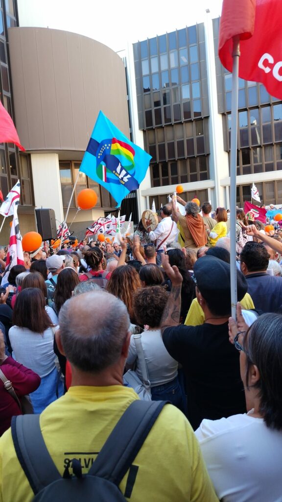 Manifestanti sotto il Consiglio regionale.