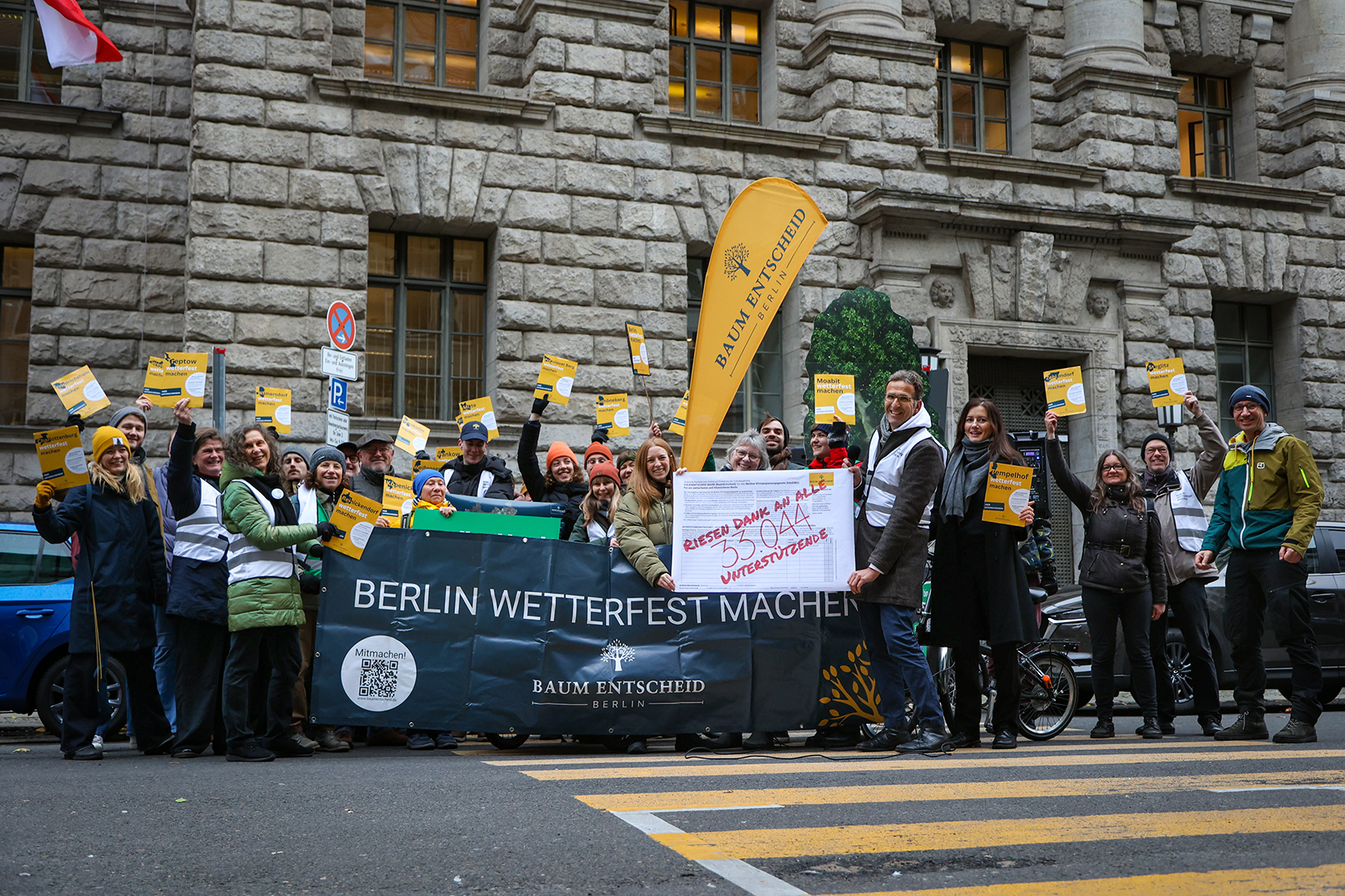 „Volksentscheid Baum“ übergibt 33.044 Unterschriften – Sammlung in Rekordzeit abgeschlossen