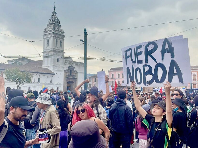 Marchas contra gobierno de Noboa llegaron a la plaza de Santo Domingo en Quito.