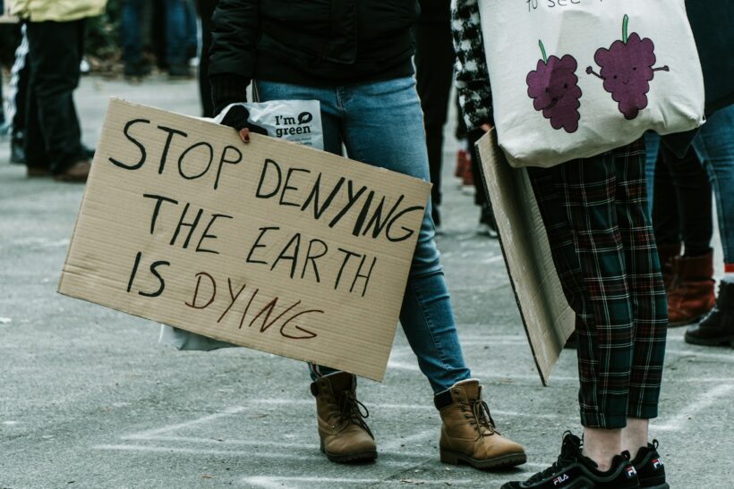 Protesttafel Stop denying the earth is dying