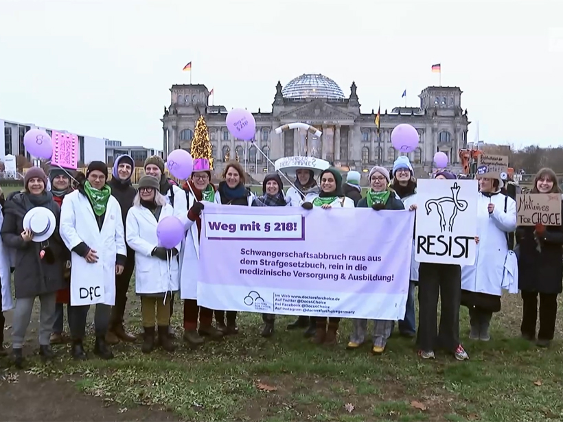 7000 Menschen fordern auf Demonstrationen in Berlin und Karlsruhe die Legalisierung von Abtreibung