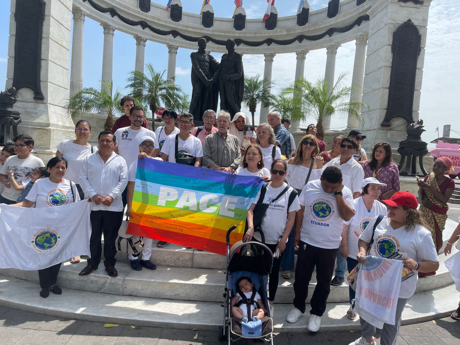 Encuentro del equipo base de la Marcha con integrantes de MSGSV Ecuador en la Rotonda del Malecón Simón Bolívar, Guayaquil