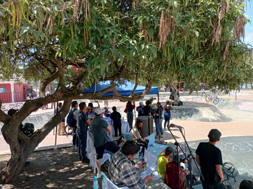 Jóvenes participan en evento en Administración La Delicia, Quito.