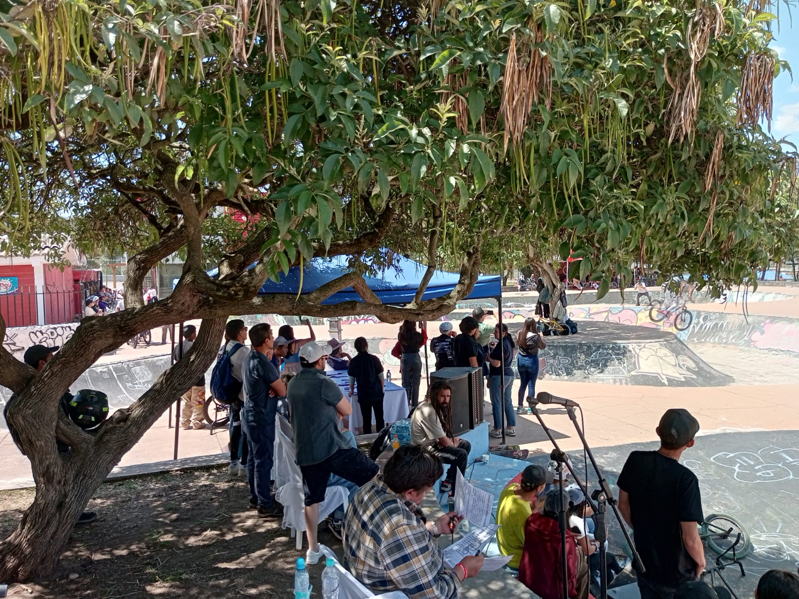 Jóvenes participan en evento en Administración La Delicia, Quito.