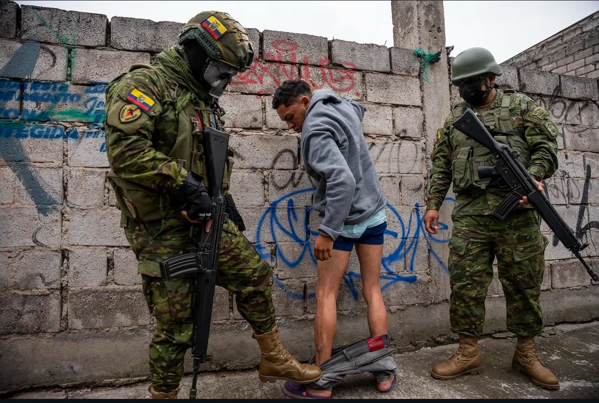 Militares patrullan las calles al inicio de la declaratoria de conflicto armado interno.