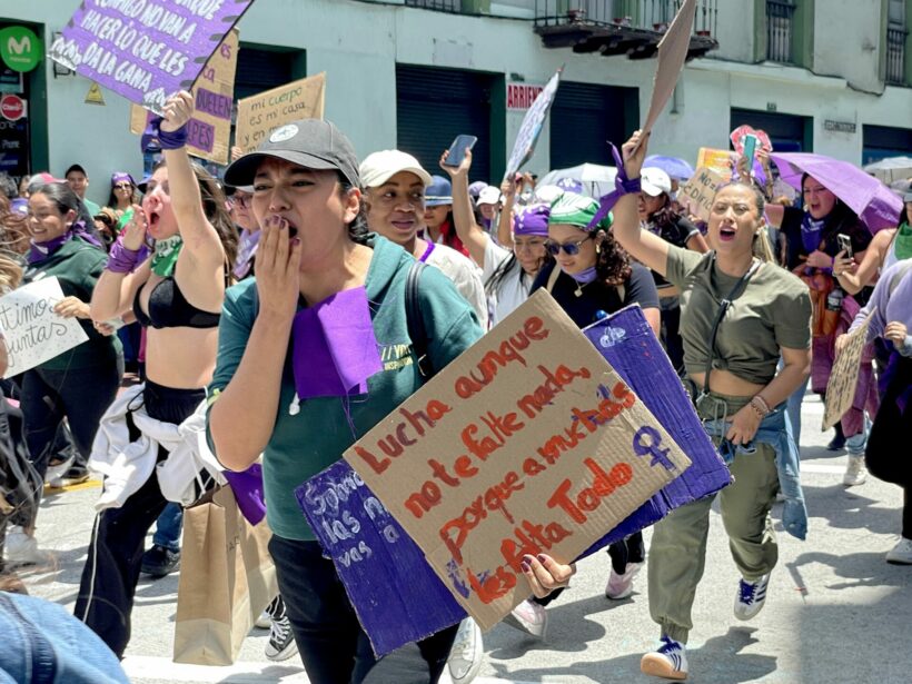 Mujeres jóvenes durante la marcha del 8M 2025 en Quito.
