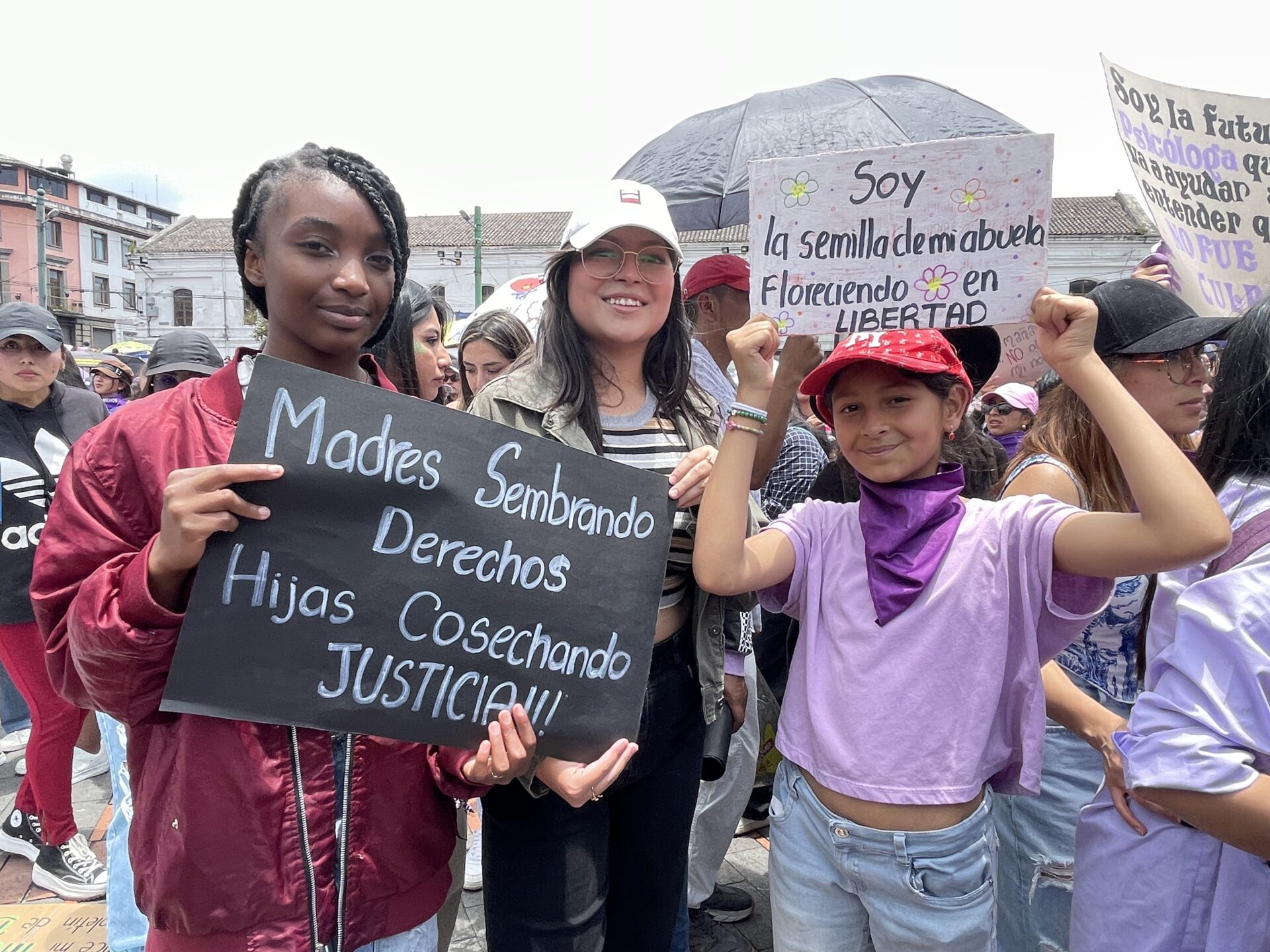 Mujeres de distintas generaciones portando mensajes en la marcha del #8M en Quito, Ecuador