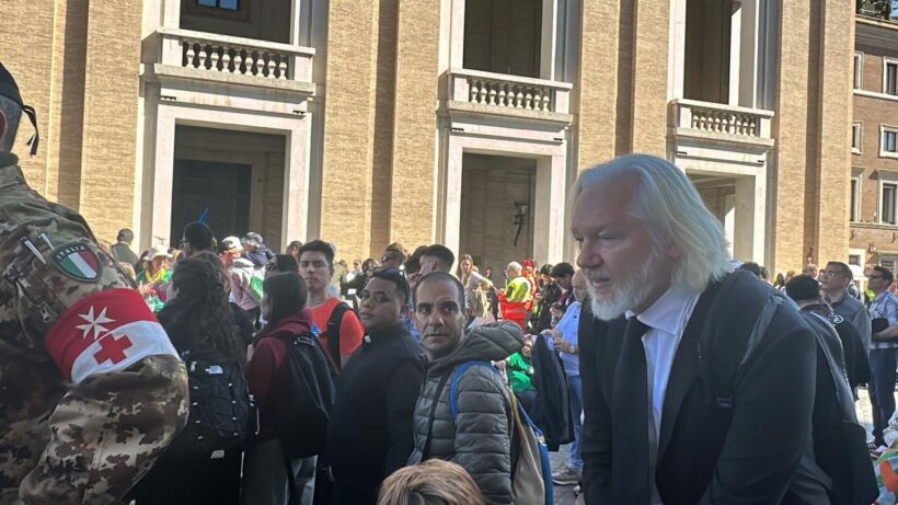Frei und dankbar: Julian Assange ehrt Papst Franziskus