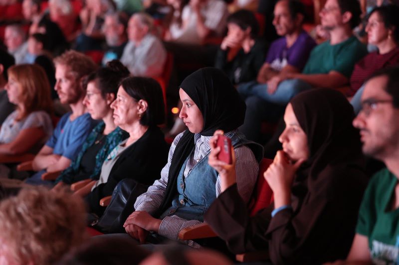Unzählige Israelis und Palästinenser versammeln sich, um „Frieden jetzt“ zu fordern.