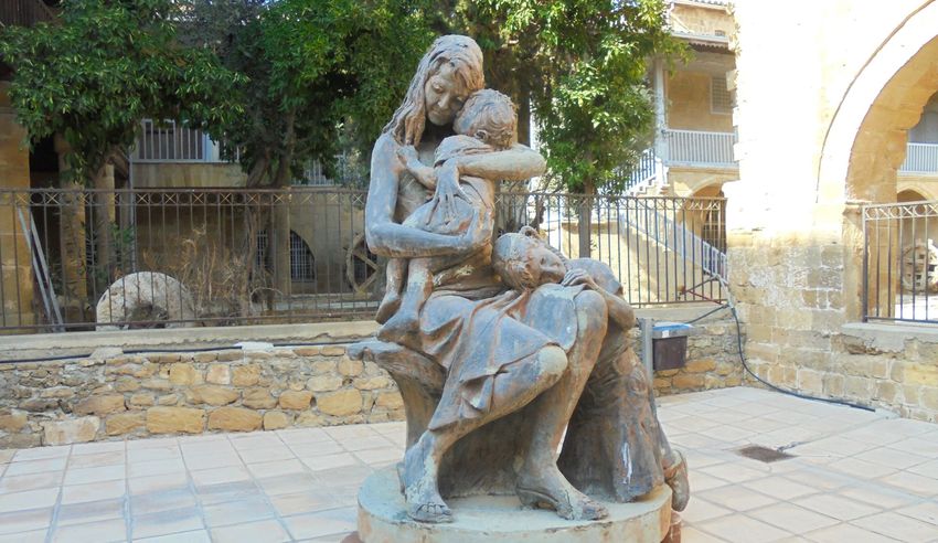 Monumento alla Madre e Bambini, presso il Museo Bizantino, Nicosia, Cipro