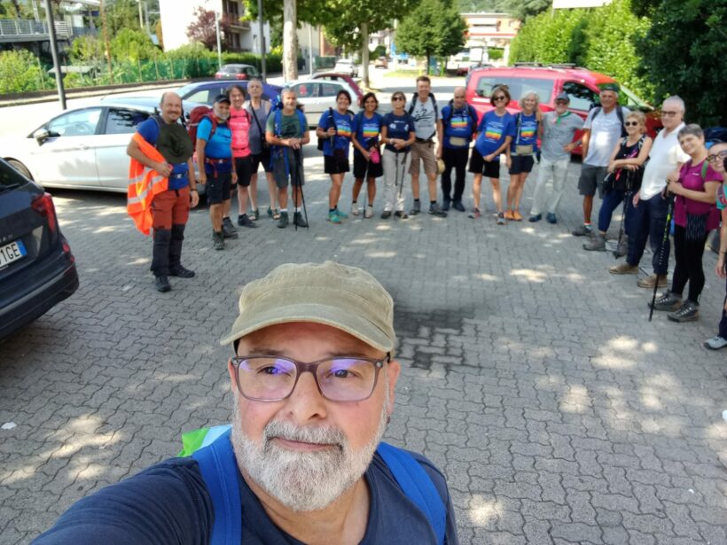 Foto selfie con Marco Frigerio in primo piano ed i camminatori per la pace sullo sfondo