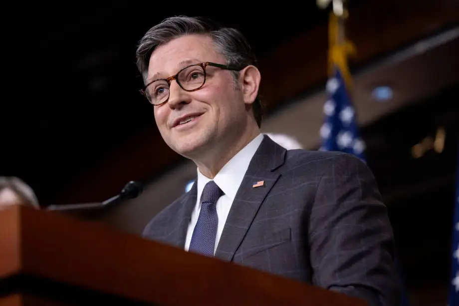 Il presidente della Camera Mike Johnson (R-LA) parla durante una conferenza stampa insieme ad altri leader repubblicani della Camera al Campidoglio degli Stati Uniti a Washington, DC, il 19 novembre 2024