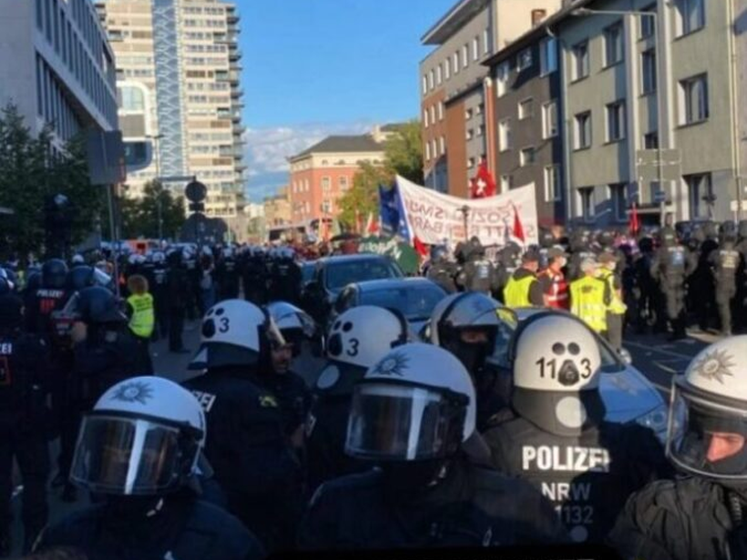 Brutale Polizeigewalt gegen Demonstration von „Rheinmetall entwaffnen“