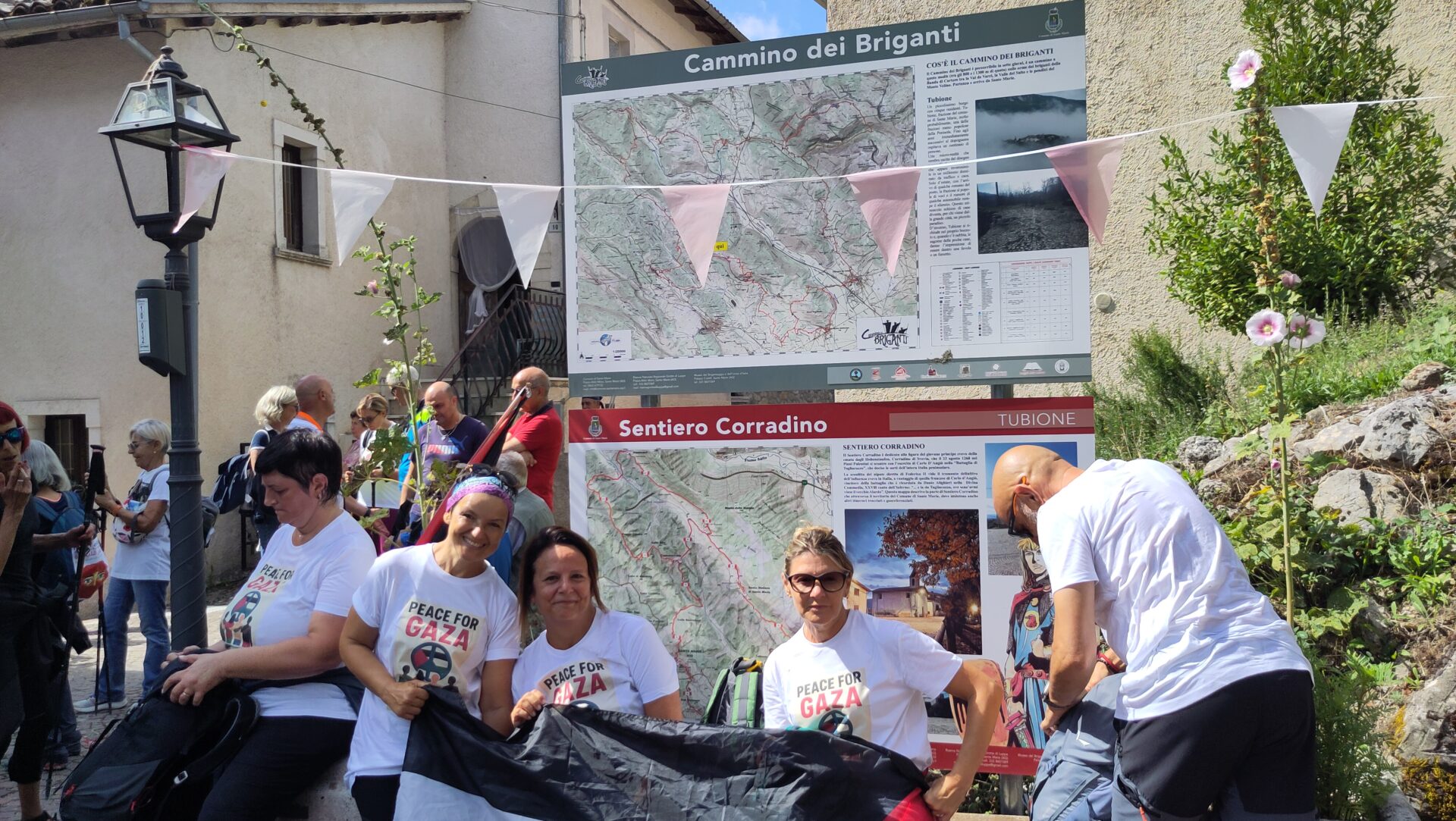 Sosta durante la prima giornata sul Cammino dei Briganti della Local March for Gaza